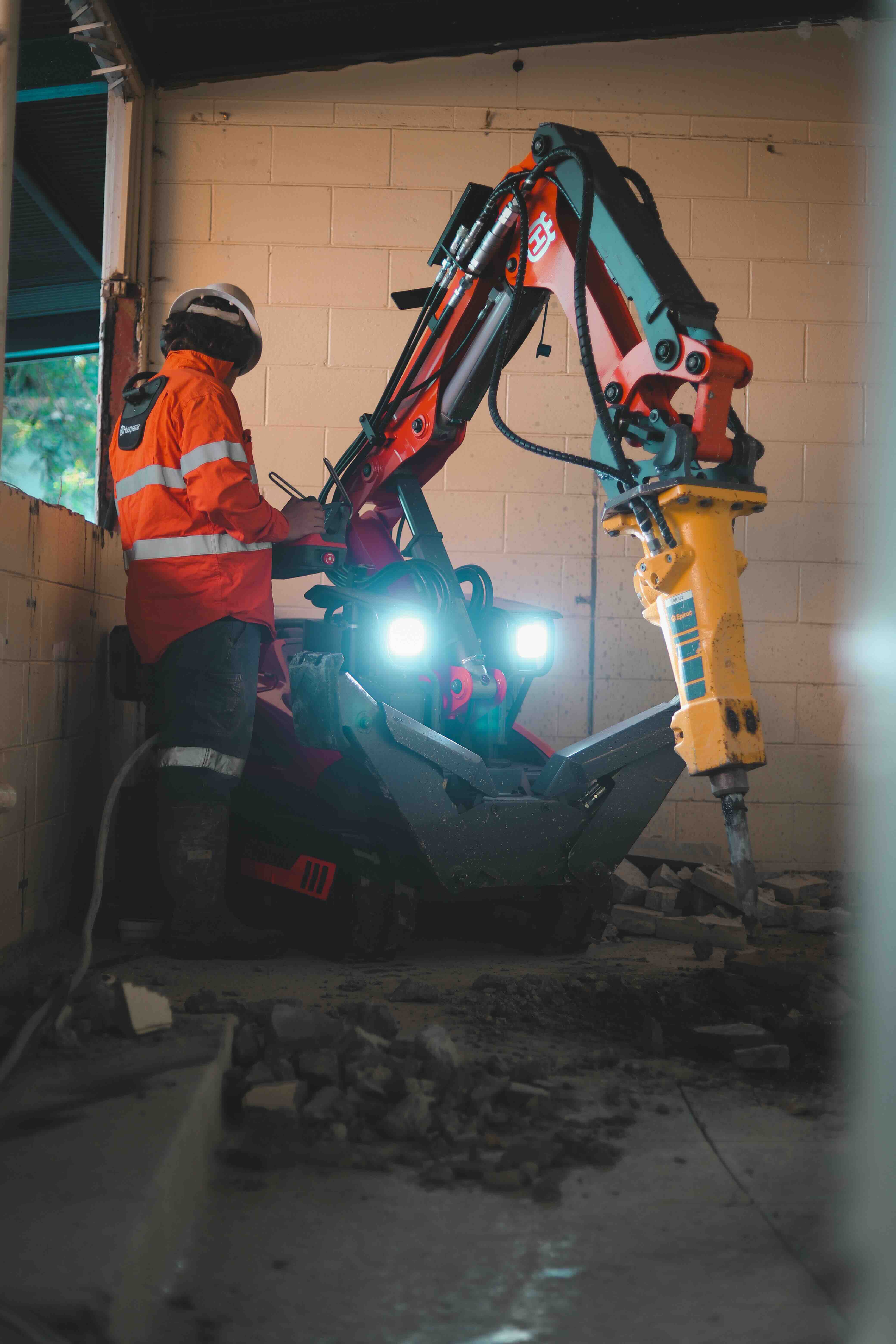 Breaking concrete in limited access space with Husqvarna DXR 145